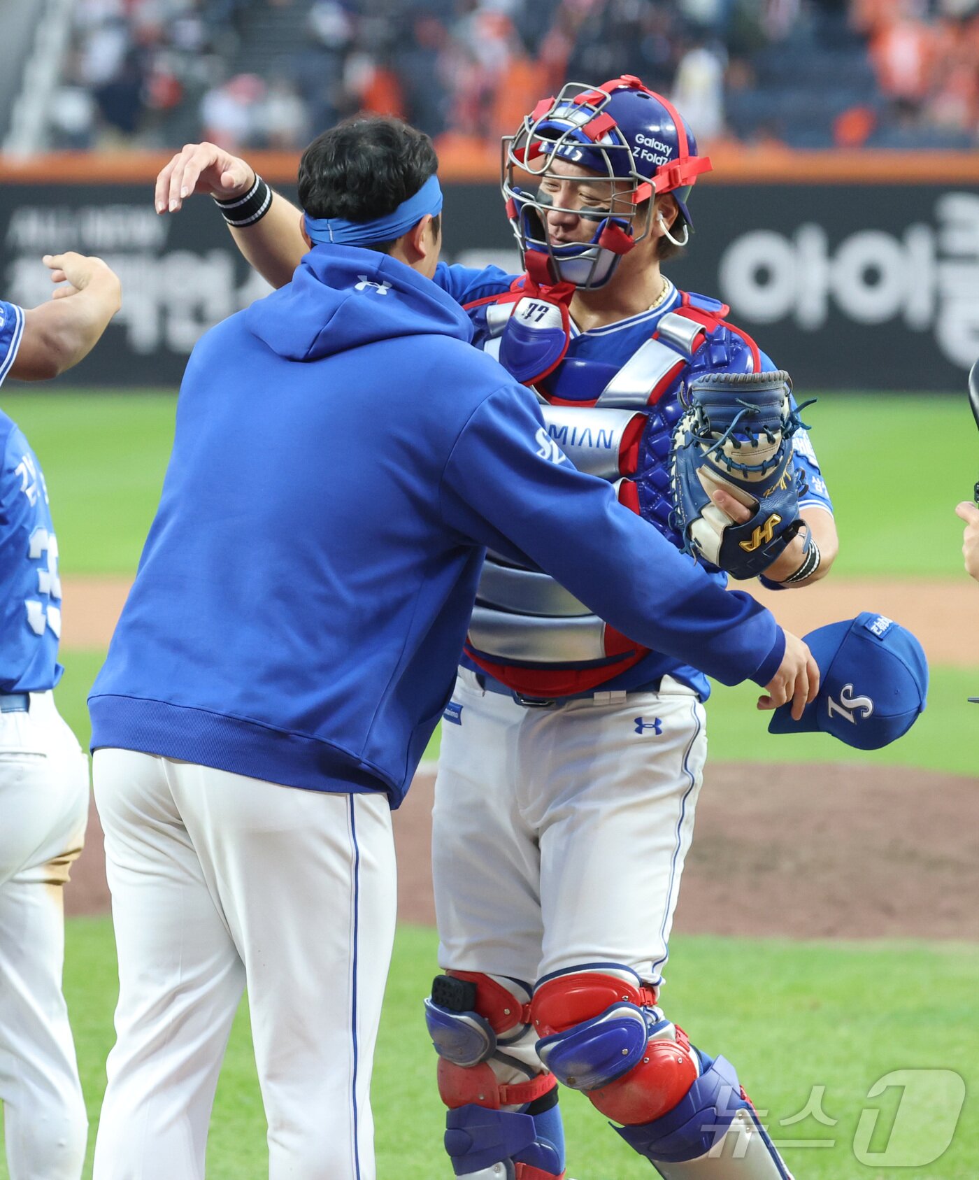 본문 이미지 - 19일 대전 한화생명볼파크 열린 프로야구 2025 신한 SOL뱅크 KBO 플레이오프 1차전 삼성 라이온즈와 한화 이글스의 경기에서 삼성이 승리하며 선발투수 최원태가 강민호 포수와 기뻐하고 있다. 2025.10.19/뉴스1 ⓒ News1 김기남 기자