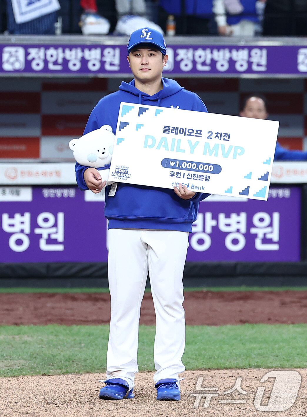 본문 이미지 - 19일 대전 한화생명볼파크에서 열린 프로야구 2025 신한 SOL뱅크 KBO 플레이오프 2차전 삼성 라이온즈와 한화 이글스의 경기에서 삼성이 7-3으로 승리를 거뒀다. 데일리 MVP에 선정된 최원태가 기념촬영을 하고 있다. 2025.10.19/뉴스1 ⓒ News1 김성진 기자