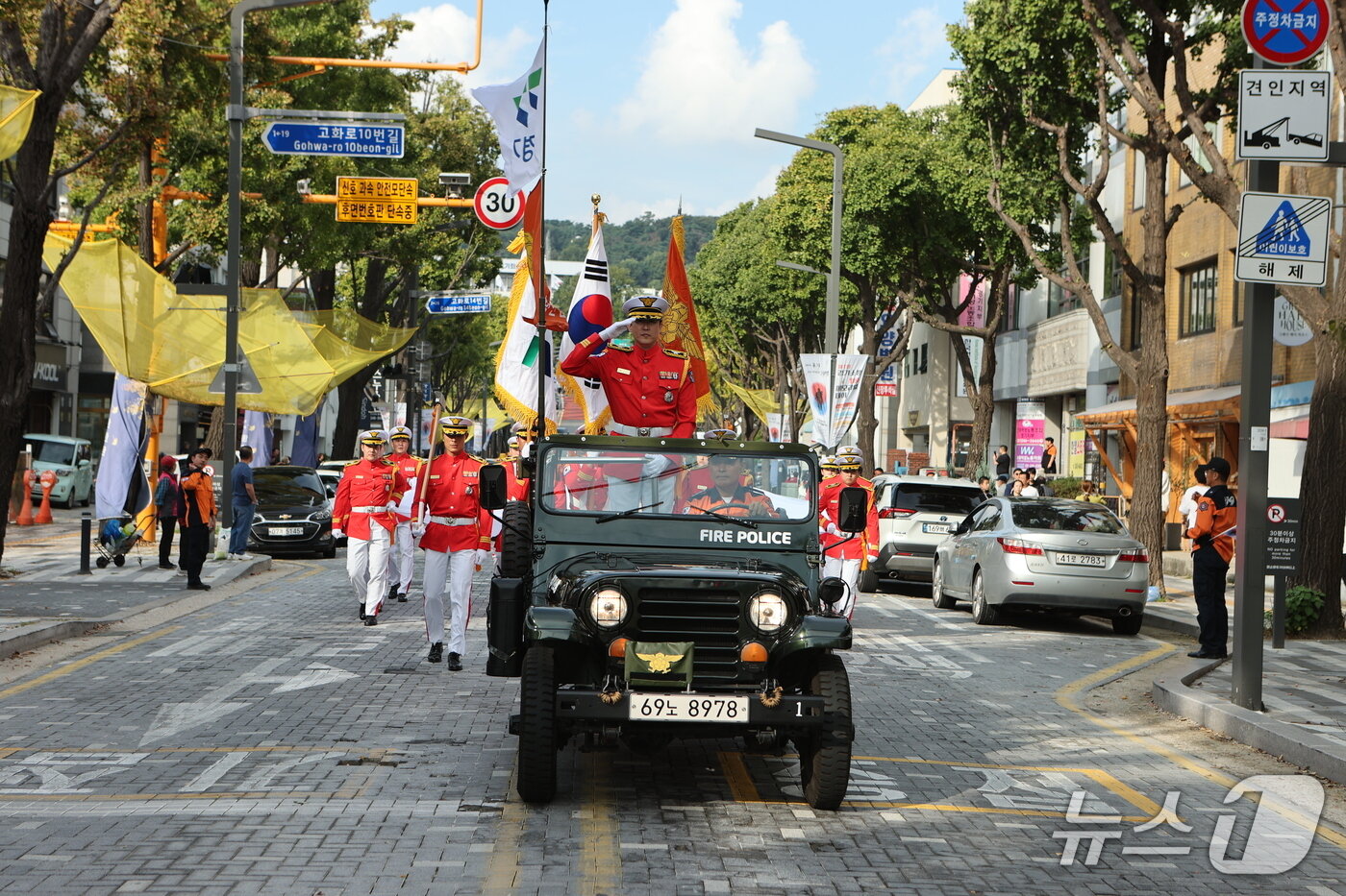 본문 이미지 - 19일 경기도소방재난본부가 수원시 팔달구 옛 도청 일대에서 개최한 &#39;제1회 119메모리얼데이&#39;에서 추모 걷기가 펼쳐지고 있다. &#40;경기도소방재난본부 제공. 재판매 및 DB 금지&#41; 2025.10.19/뉴스1 
