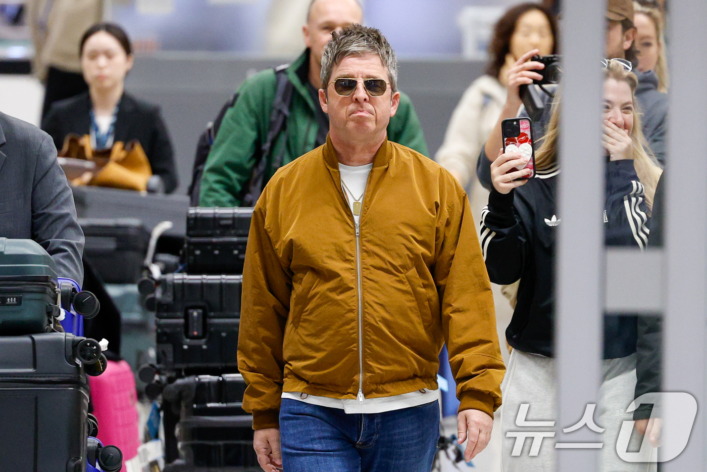 (인천공항=뉴스1) 안은나 기자 = 16년 만의 내한 공연을 앞둔 밴드 오아시스(Oasis)의 노엘 갤러거(Noel Gallagher)가 19일 오후 인천국제공항 2터미널을 통해 …