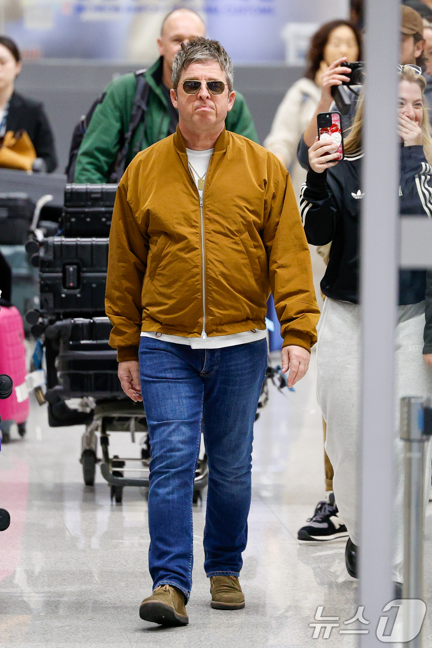 (인천공항=뉴스1) 안은나 기자 = 16년 만의 내한 공연을 앞둔 밴드 오아시스(Oasis)의 노엘 갤러거(Noel Gallagher)가 19일 오후 인천국제공항 2터미널을 통해 …