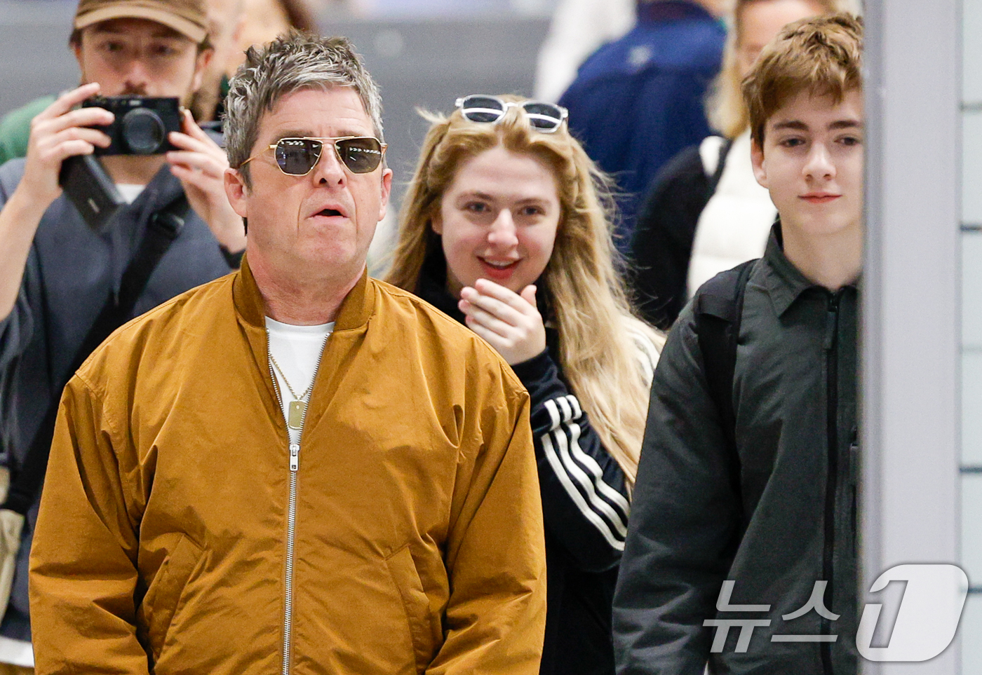 (인천공항=뉴스1) 안은나 기자 = 16년 만의 내한 공연을 앞둔 밴드 오아시스(Oasis)의 노엘 갤러거(Noel Gallagher)가 19일 오후 인천국제공항 2터미널을 통해 …