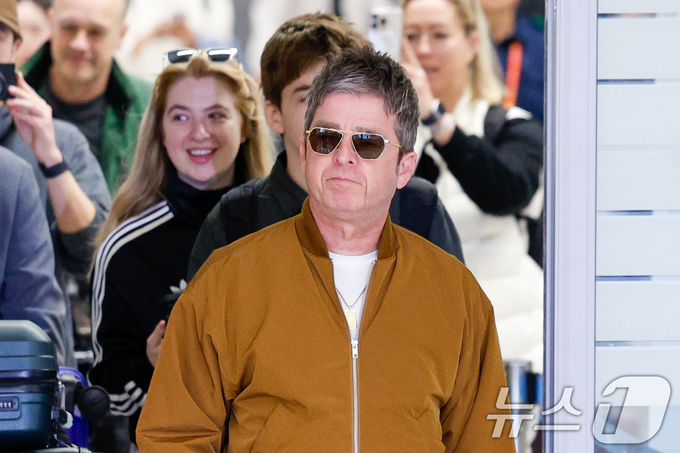(인천공항=뉴스1) 안은나 기자 = 16년 만의 내한 공연을 앞둔 밴드 오아시스(Oasis)의 노엘 갤러거(Noel Gallagher)가 19일 오후 인천국제공항 2터미널을 통해 …