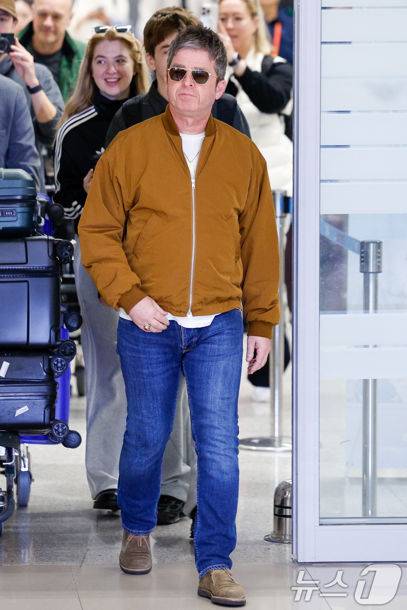 (인천공항=뉴스1) 안은나 기자 = 16년 만의 내한 공연을 앞둔 밴드 오아시스(Oasis)의 노엘 갤러거(Noel Gallagher)가 19일 오후 인천국제공항 2터미널을 통해 …