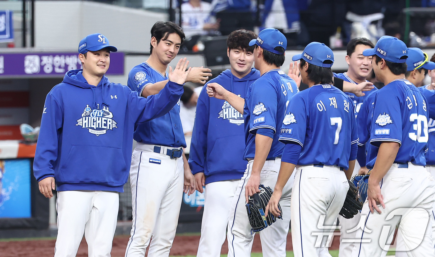 (대전=뉴스1) 김성진 기자 = 삼성 최원태가 19일 대전 한화생명볼파크에서 열린 프로야구 2025 신한 SOL뱅크 KBO 플레이오프 2차전 삼성 라이온즈와 한화 이글스의 경기에서 …