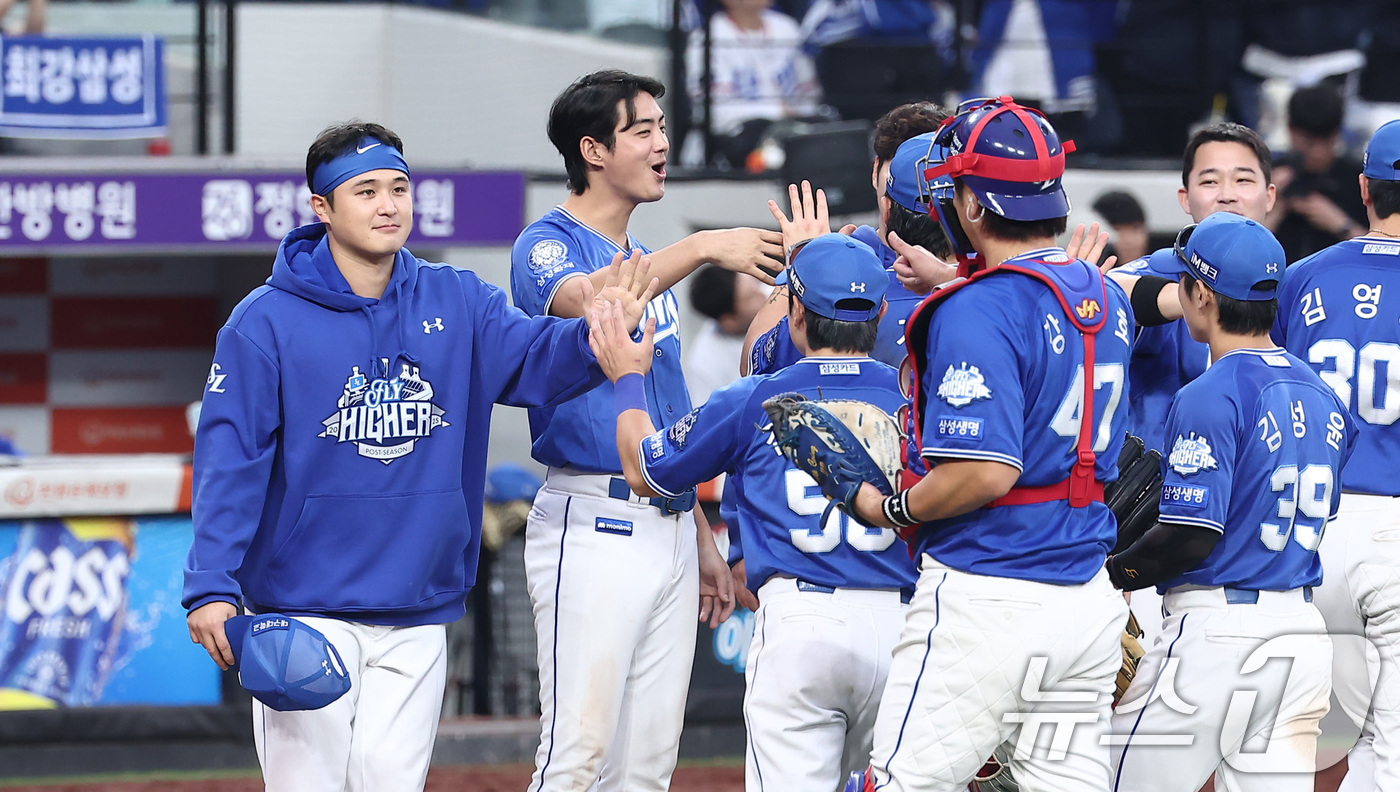 (대전=뉴스1) 김성진 기자 = 삼성 최원태가 19일 대전 한화생명볼파크에서 열린 프로야구 2025 신한 SOL뱅크 KBO 플레이오프 2차전 삼성 라이온즈와 한화 이글스의 경기에서 …