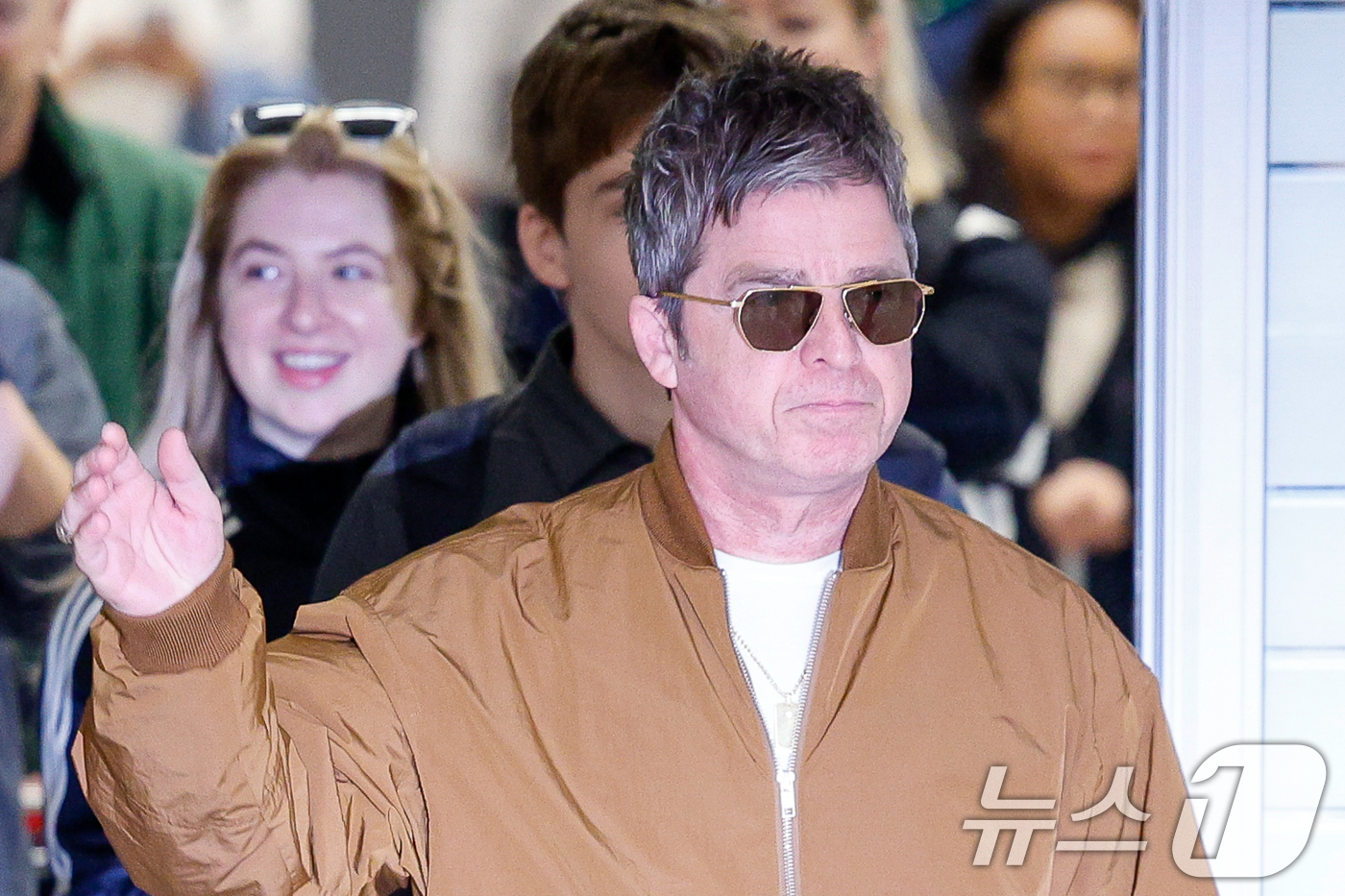 (인천공항=뉴스1) 안은나 기자 = 16년 만의 내한 공연을 앞둔 밴드 오아시스(Oasis)의 노엘 갤러거(Noel Gallagher)가 19일 오후 인천국제공항 2터미널을 통해 …