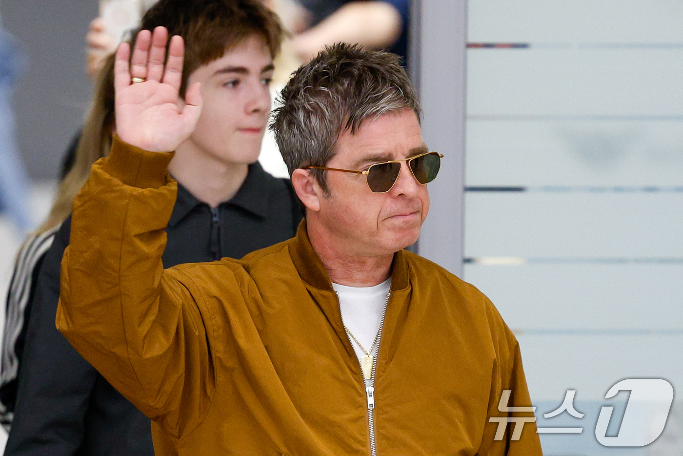 (인천공항=뉴스1) 안은나 기자 = 16년 만의 내한 공연을 앞둔 밴드 오아시스(Oasis)의 노엘 갤러거(Noel Gallagher)가 19일 오후 인천국제공항 2터미널을 통해 …