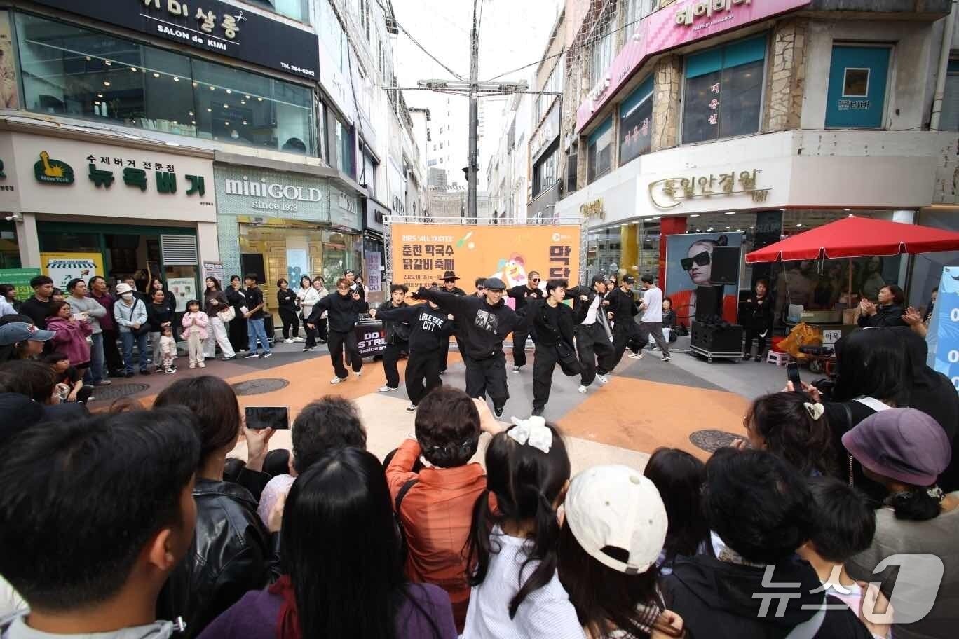 본문 이미지 - 지난 16일부터 19일까지 강원 춘천시 공지천 산책로 일원에서 열리는 &#39;2025 춘천막국수닭갈비축제&#39; 자료 사진. &#40;춘천시 제공, 재판매 및 DB금지&#41; 2025.10.19/뉴스1