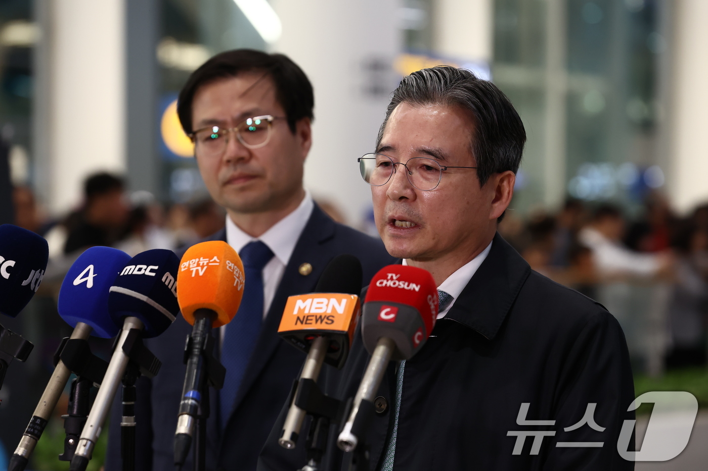 (인천공항=뉴스1) 김민지 기자 = 한미 관세협상 후속 논의를 위해 미국 워싱턴DC를 찾아 막판 협상을 벌이고 돌아온 김용범 대통령실 정책실장이 19일 오후 인천국제공항 제2터미널 …