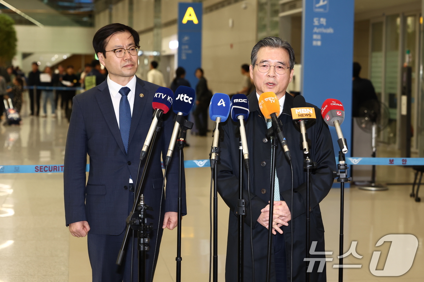 (인천공항=뉴스1) 김민지 기자 = 한미 관세협상 후속 논의를 위해 미국 워싱턴DC를 찾아 막판 협상을 벌이고 돌아온 김용범 대통령실 정책실장이 19일 오후 인천국제공항 제2터미널 …