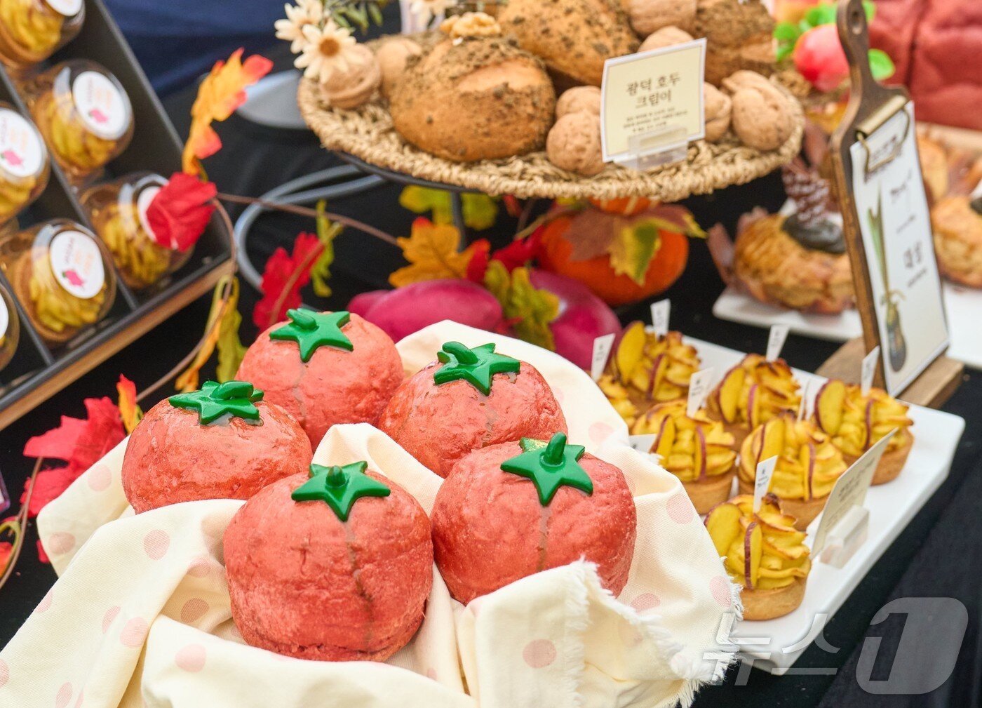 본문 이미지 - 지난 18일부터 19일까지 천안종합운동장에서 열린 '2025 빵빵데이 천안' 베이커리 작품·실용빵 전시존에 베이커리 경연대회서 수상한 작품들이 전시돼 있다. (천안시청 제공. 재판매 및 DB금지) 2025.10.19/뉴스1 ⓒ News1 이시우 기자