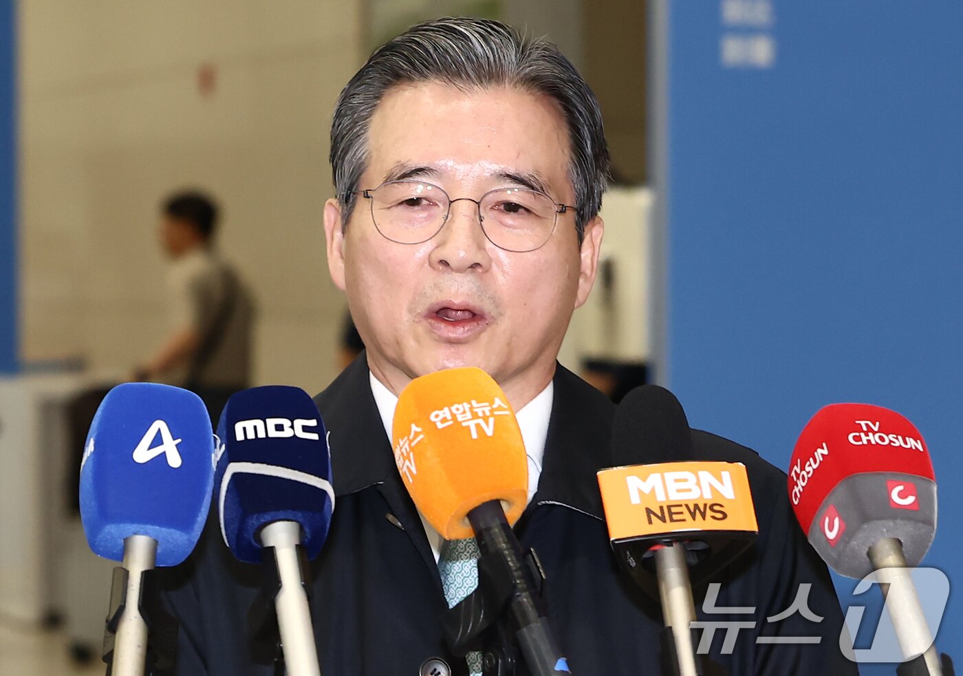 본문 이미지 - 한미 관세협상 후속 논의를 위해 미국 워싱턴DC를 찾아 막판 협상을 벌이고 돌아온 김용범 대통령실 정책실장이 19일 오후 인천국제공항 제2터미널을 통해 귀국하며 브리핑을 하고 있다. 2025.10.19/뉴스1 ⓒ News1 김민지 기자