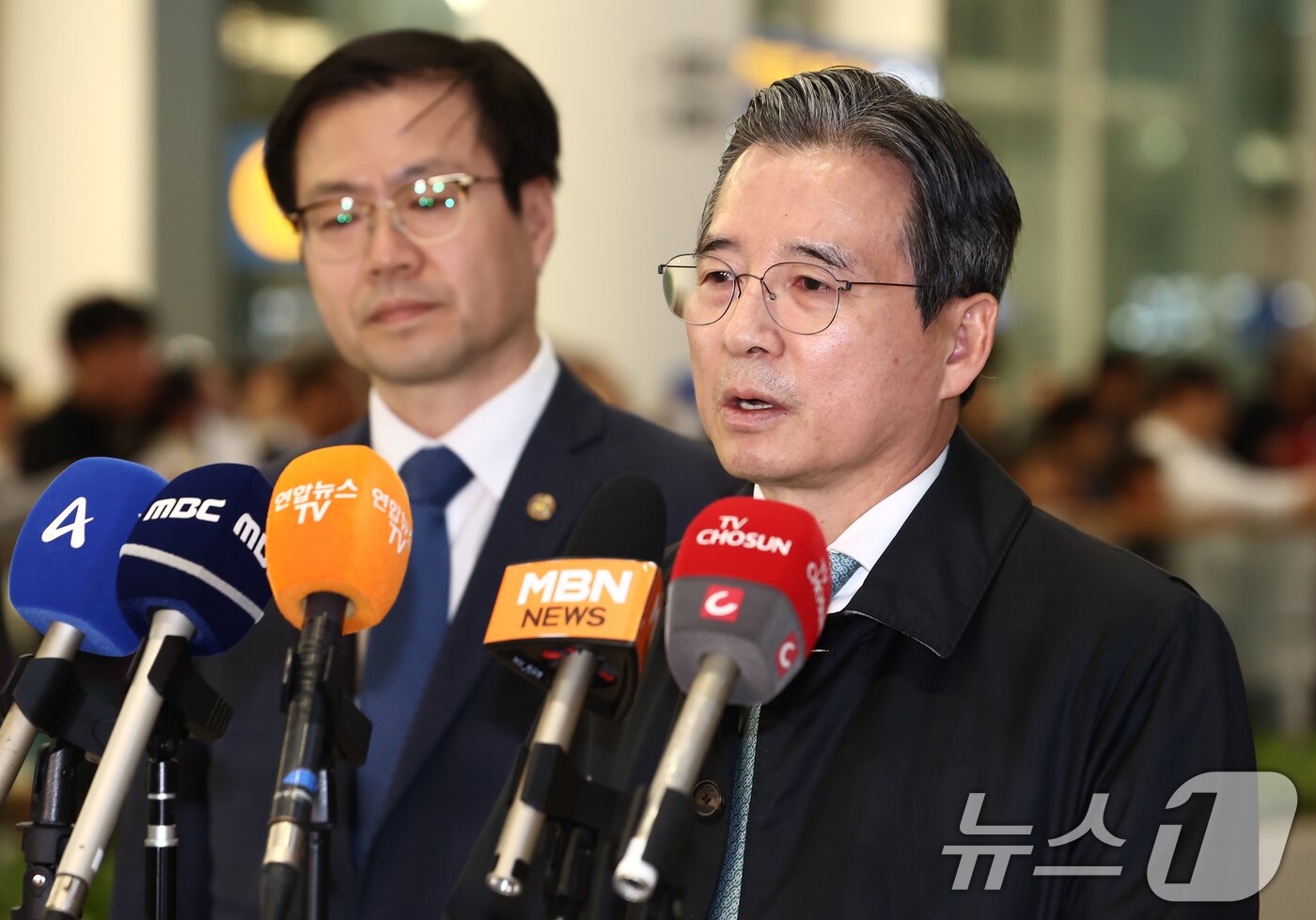 본문 이미지 - 한미 관세협상 후속 논의를 위해 미국 워싱턴DC를 찾아 막판 협상을 벌이고 돌아온 김용범 대통령실 정책실장이 19일 오후 인천국제공항 제2터미널을 통해 귀국하며 브리핑을 하고 있다. 왼쪽은 여한구 통상교섭본부장. 2025.10.19/뉴스1 ⓒ News1 김민지 기자