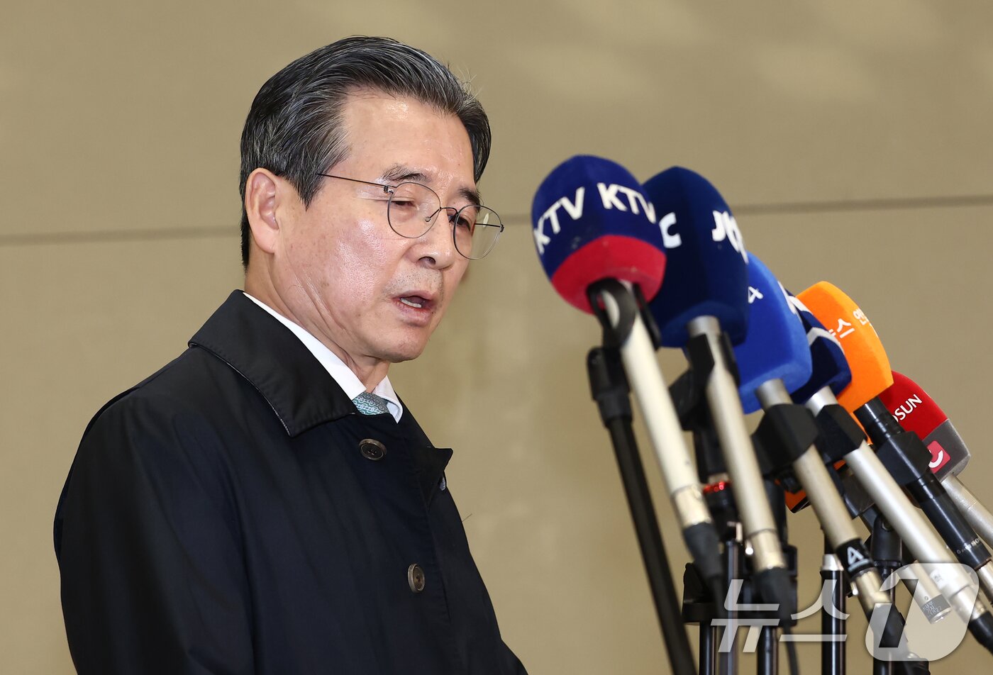 본문 이미지 - 한미 관세협상 후속 논의를 위해 미국 워싱턴DC를 찾아 막판 협상을 벌이고 돌아온 김용범 대통령실 정책실장이 19일 오후 인천국제공항 제2터미널을 통해 귀국하며 브리핑을 하고 있다. 2025.10.19/뉴스1 ⓒ News1 김민지 기자