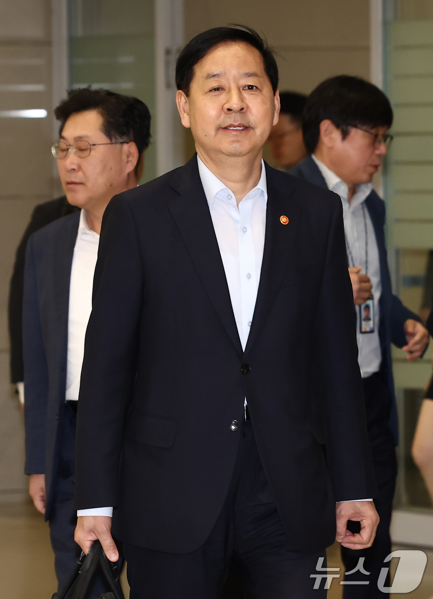 (인천공항=뉴스1) 김민지 기자 = 한미 관세협상 후속 논의를 위해 미국 워싱턴DC를 찾아 막판 협상을 벌이고 돌아온 구윤철 경제부총리 겸 기획재정부 장관이 19일 오후 인천국제공 …