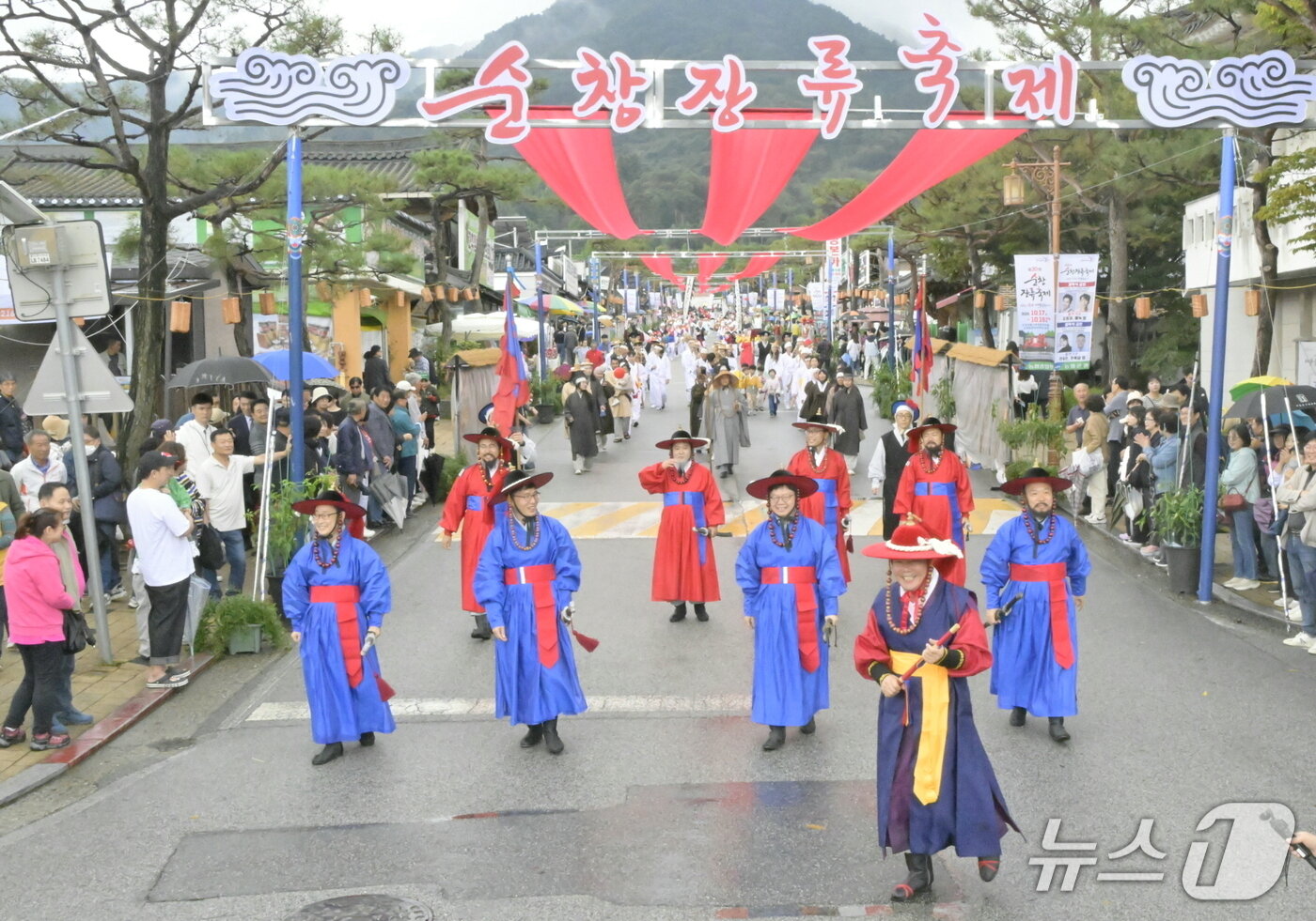 본문 이미지 - 19일 최영일 전북 순창군수가 이끄는 &#39;순창고추장 임금님 진상 행렬&#39;이 진행됐다. 옥천고을 취타대의 웅장한 연주를 시작으로 호위무사와 함께 순창고추장, 된장을 실은 우마차가 뒤를 이었다.&#40;순창군 제공. 재판매 및 DB금지&#41;/뉴스1