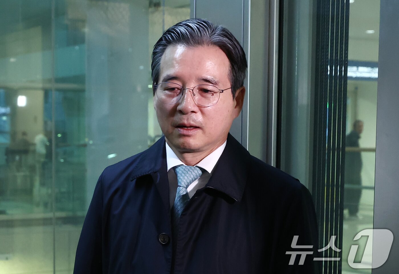 본문 이미지 - 한미 관세협상 후속 논의를 위해 미국 워싱턴DC를 찾아 막판 협상을 벌이고 돌아온 김용범 대통령실 정책실장이 19일 오후 인천국제공항 제2터미널을 통해 귀국하며 이동하고 있다. 2025.10.19/뉴스1 ⓒ News1 김민지 기자