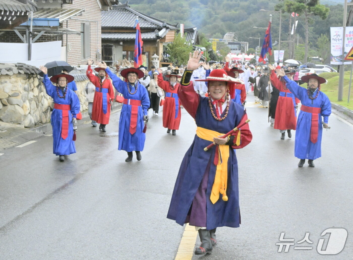 본문 이미지 - 19일 최영일 전북 순창군수가 순창고추장 임금님 진상행렬을 이끌며 관람객들에게 손을 들어 인사하고 있다.&#40;순창군 제공. 재판매 및 DB금지&#41;/뉴스1  
