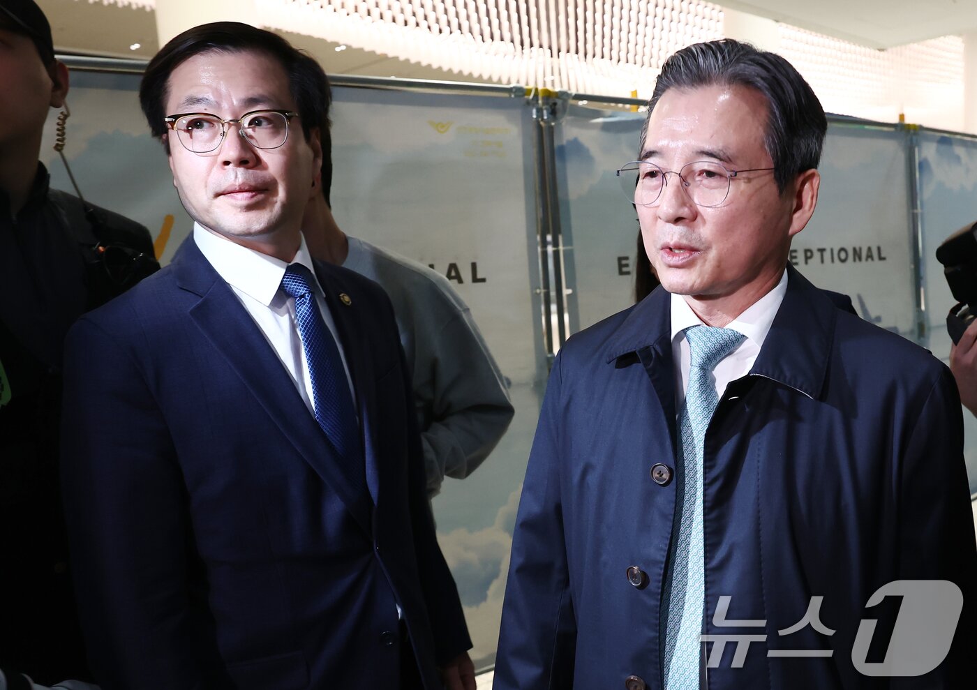 본문 이미지 - 한미 관세협상 후속 논의를 위해 미국 워싱턴DC를 찾아 막판 협상을 벌이고 돌아온 김용범 대통령실 정책실장과 여한구 통상교섭본부장이 19일 오후 인천국제공항 제2터미널을 통해 귀국하며 이동하고 있다. 2025.10.19/뉴스1 ⓒ News1 김민지 기자