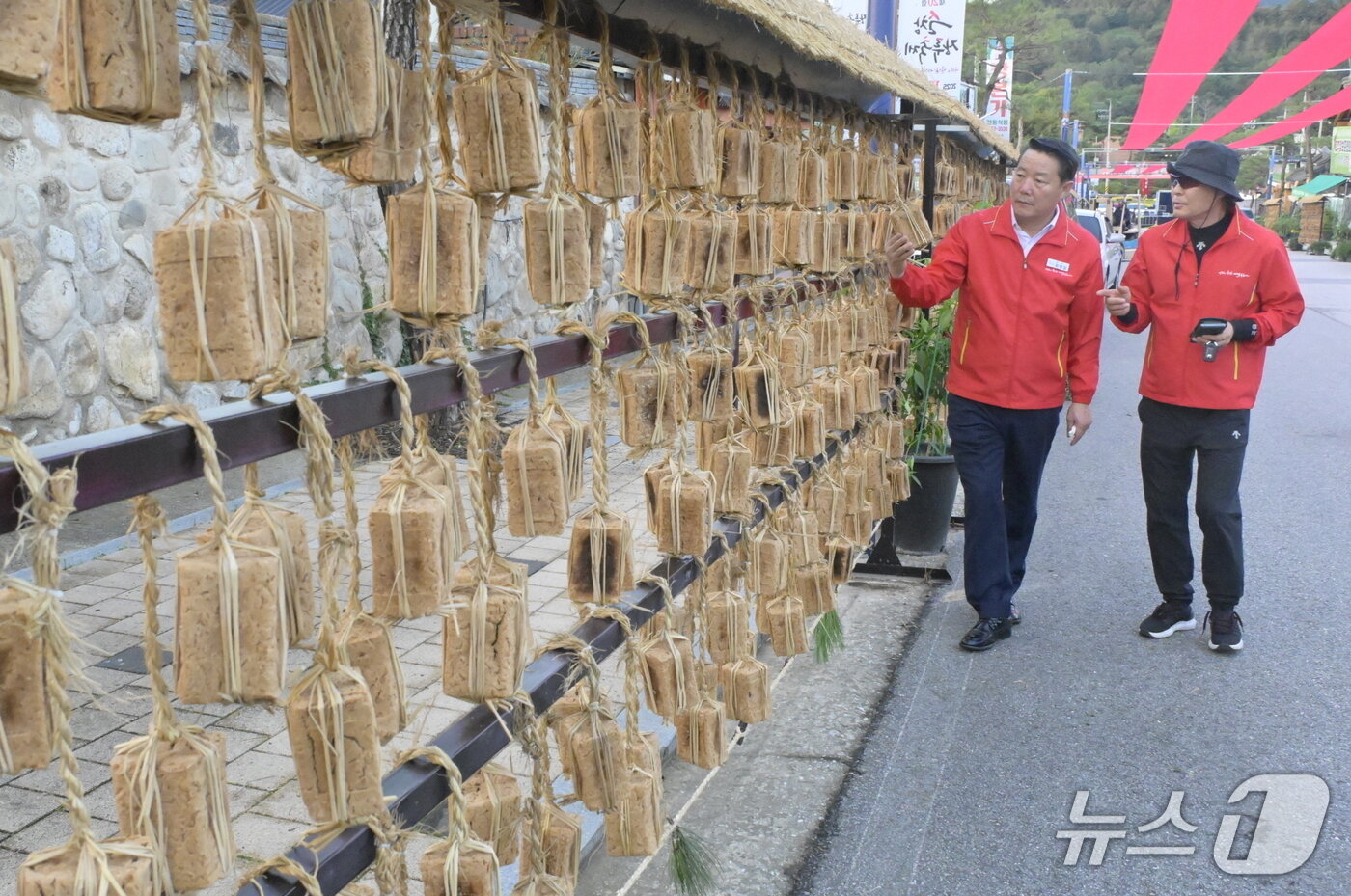 본문 이미지 - 전북 순창에서 &#39;제20회 장류축제&#39;가 열리고 있는 가운데 최영일 군수&#40;왼쪽&#41;가 메주거리를 걷고 있다.&#40;순창군 제공. 재판매 및 DB금지&#41;/뉴스1