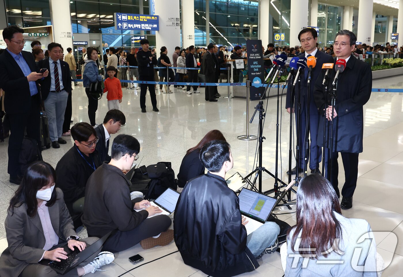 본문 이미지 - 한미 관세협상 후속 논의를 위해 미국 워싱턴DC를 찾아 막판 협상을 벌이고 돌아온 김용범 대통령실 정책실장이 19일 오후 인천국제공항 제2터미널을 통해 귀국하며 브리핑을 하고 있다. 2025.10.19/뉴스1 ⓒ News1 김민지 기자