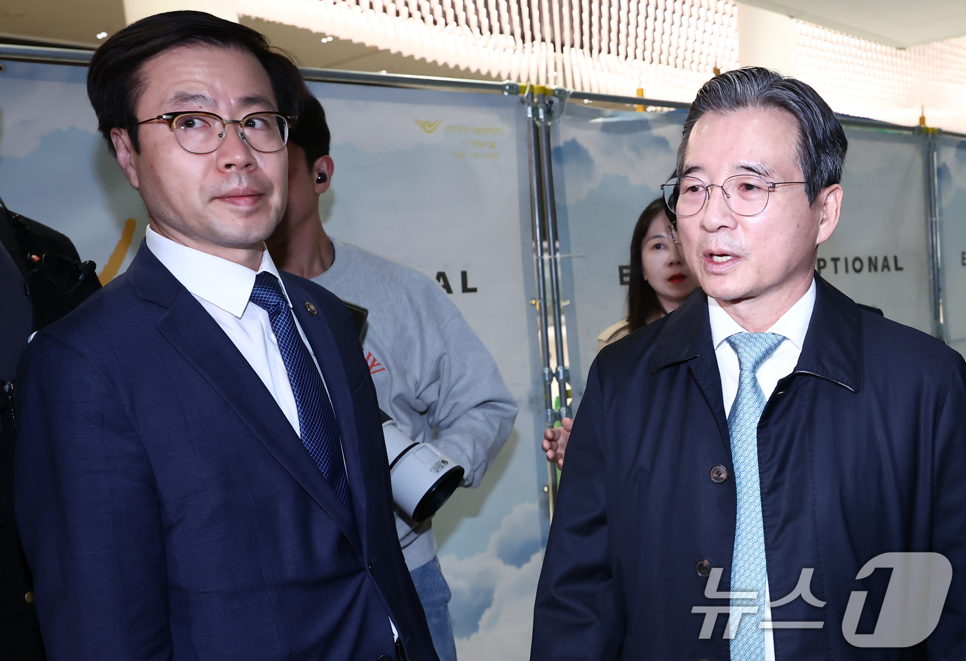 (인천공항=뉴스1) 김민지 기자 = 한미 관세협상 후속 논의를 위해 미국 워싱턴DC를 찾아 막판 협상을 벌이고 돌아온 김용범 대통령실 정책실장과 여한구 통상교섭본부장이 19일 오후 …