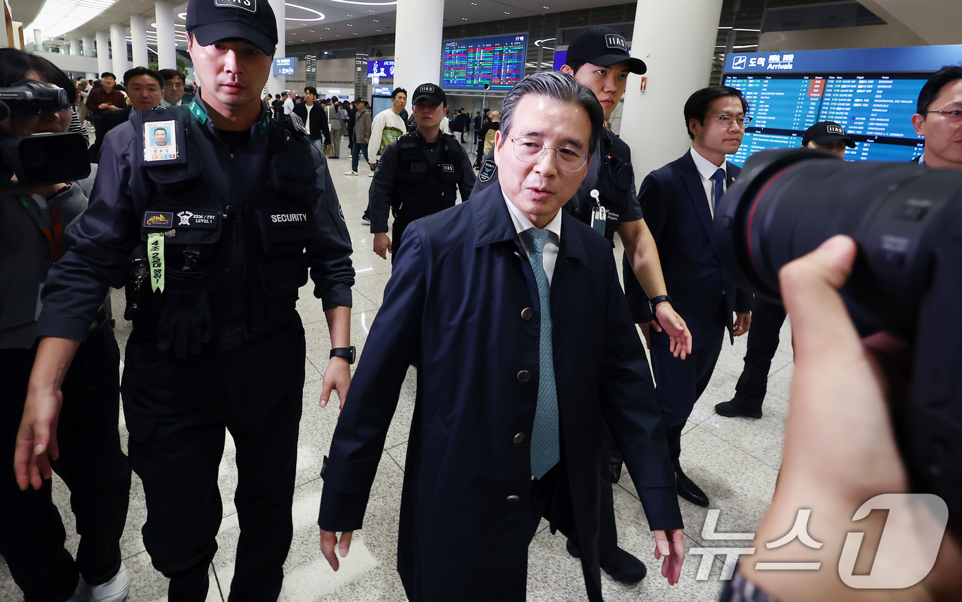 (인천공항=뉴스1) 김민지 기자 = 한미 관세협상 후속 논의를 위해 미국 워싱턴DC를 찾아 막판 협상을 벌이고 돌아온 김용범 대통령실 정책실장과 여한구 통상교섭본부장이 19일 오후 …