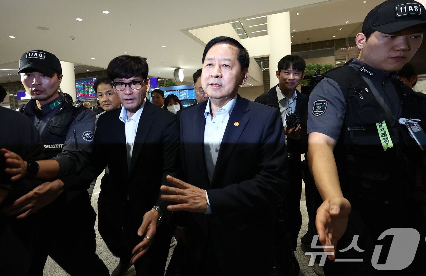 본문 이미지 - 한미 관세협상 후속 논의를 위해 미국 워싱턴DC를 찾아 막판 협상을 벌이고 돌아온 구윤철 경제부총리 겸 기획재정부 장관이 19일 오후 인천국제공항 제2터미널을 통해 귀국하며 이동하고 있다. 2025.10.19/뉴스1 ⓒ News1 김민지 기자