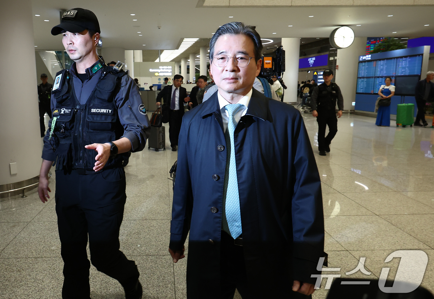 (인천공항=뉴스1) 김민지 기자 = 한미 관세협상 후속 논의를 위해 미국 워싱턴DC를 찾아 막판 협상을 벌이고 돌아온 김용범 대통령실 정책실장이 19일 오후 인천국제공항 제2터미널 …