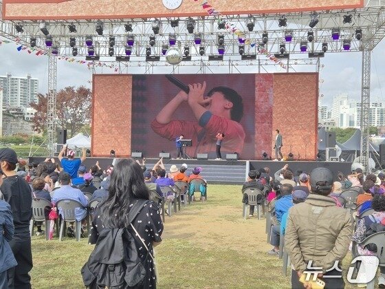 본문 이미지 - 19일 오후 1시쯤 울산 남구 태화강 남구 둔치 일대에서 열린 &#39;2025 울산공업축제&#39;에서 시민들이 무대에 올라 열창하고 있다. 2025.10.19 / 뉴스1 박정현 기자