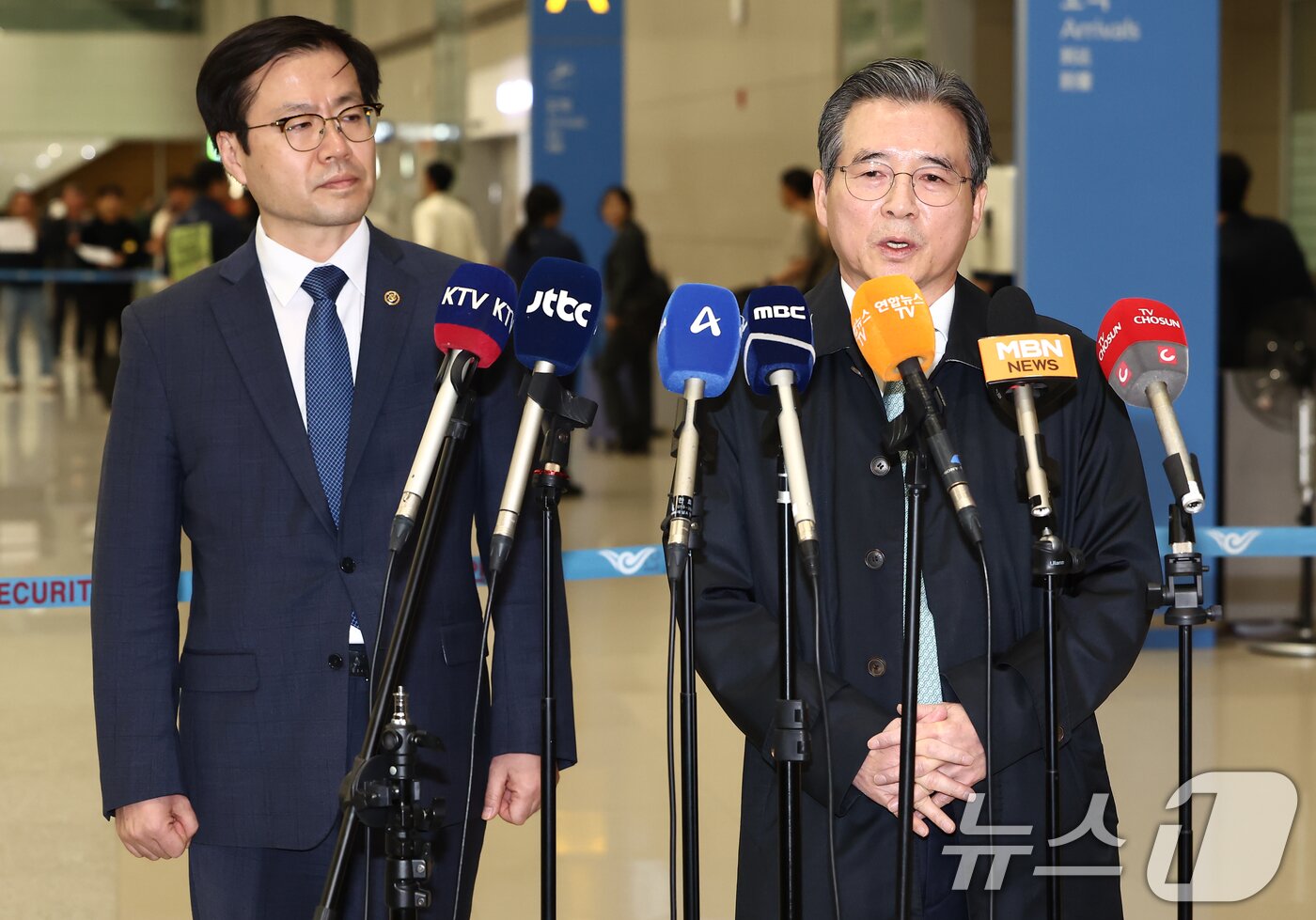 본문 이미지 - 한미 관세협상 후속 논의를 위해 미국 워싱턴DC를 찾아 막판 협상을 벌이고 돌아온 김용범 대통령실 정책실장이 19일 오후 인천국제공항 제2터미널을 통해 귀국하며 브리핑을 하고 있다. 왼쪽은 여한구 통상교섭본부장. 2025.10.19/뉴스1 ⓒ News1 김민지 기자