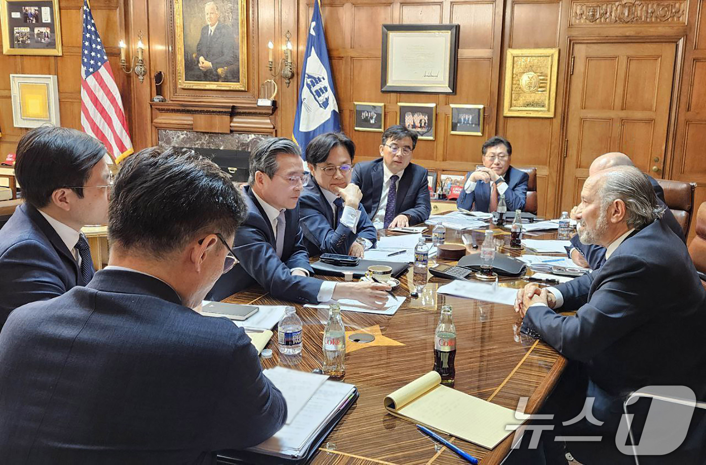 (서울=뉴스1) = 김용범 대통령실 정책실장과 김정관 산업통상자원부 장관이 16일(현지시간) 미국 워싱턴 D.C. 상무부 회의실에서 하워드 러트닉(Howard Lutnick) 미 …