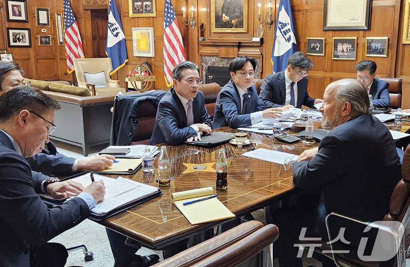 (서울=뉴스1) = 김용범 대통령실 정책실장과 김정관 산업통상자원부 장관이 16일(현지시간) 미국 워싱턴 D.C. 상무부 회의실에서 하워드 러트닉(Howard Lutnick) 미 …