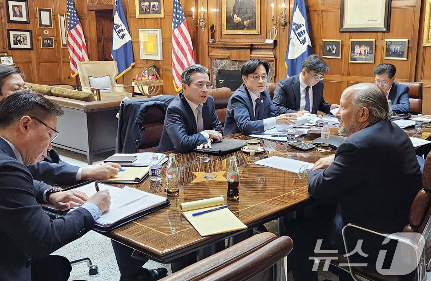 본문 이미지 - 김용범 대통령실 정책실장과 김정관 산업통상자원부 장관이 16일&#40;현지시간&#41; 미국 워싱턴 D.C. 상무부 회의실에서 하워드 러트닉&#40;Howard Lutnick&#41; 미 상무부 장관과 면담을 갖고 한미 관세협상 현안을 논의하고 있다. &#40;산업통상자원부 제공. 재판매 및 DB 금지&#41; 2025.10.19/뉴스1