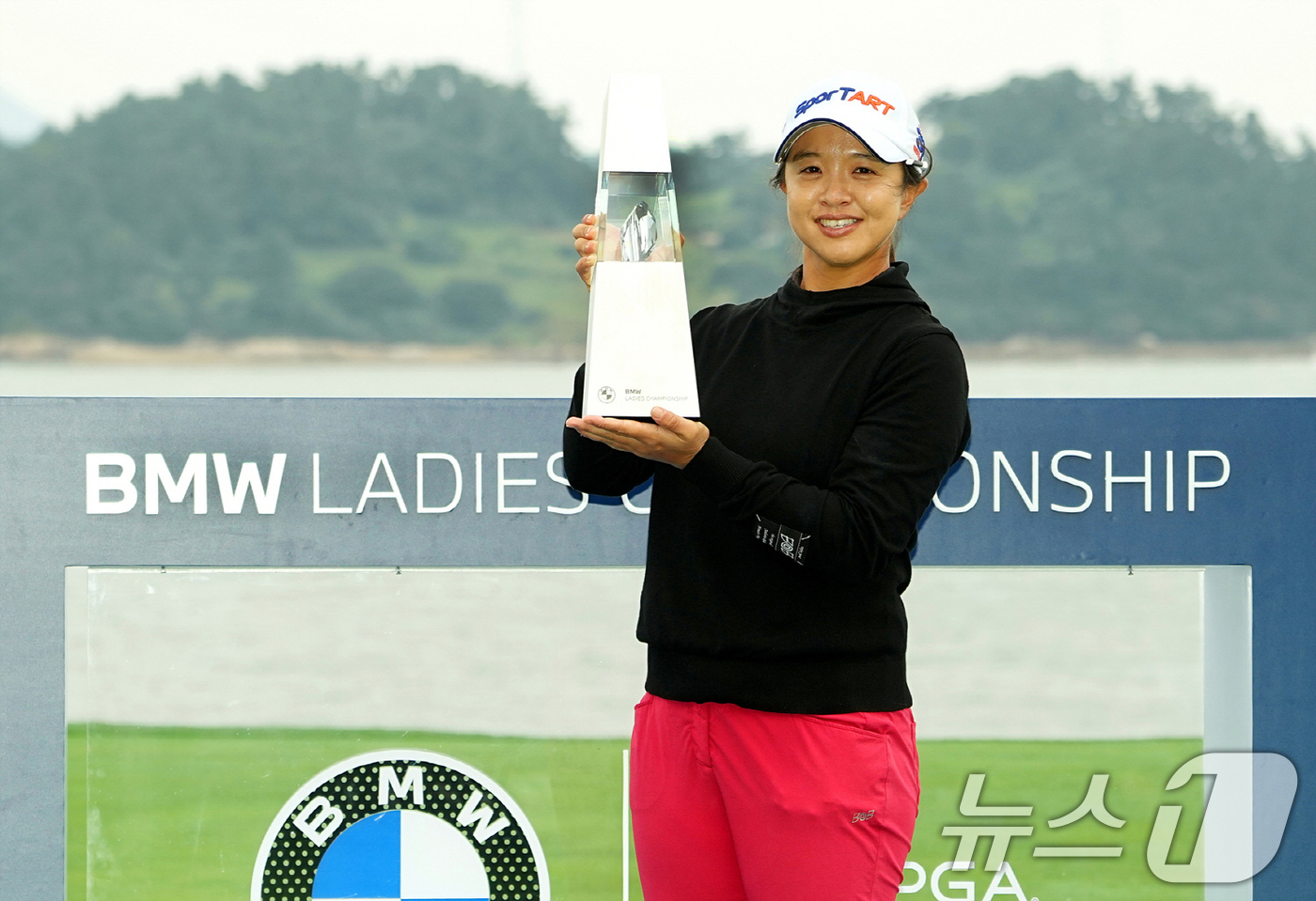 (서울=뉴스1) = 김세영이 19일 전남 해남 파인비치 골프링크스에서 열린 미국여자프로골프(LPGA) 투어 BMW 레이디스 챔피언십 2025 최종라운드에서 우승을 차지한 후 트로피 …
