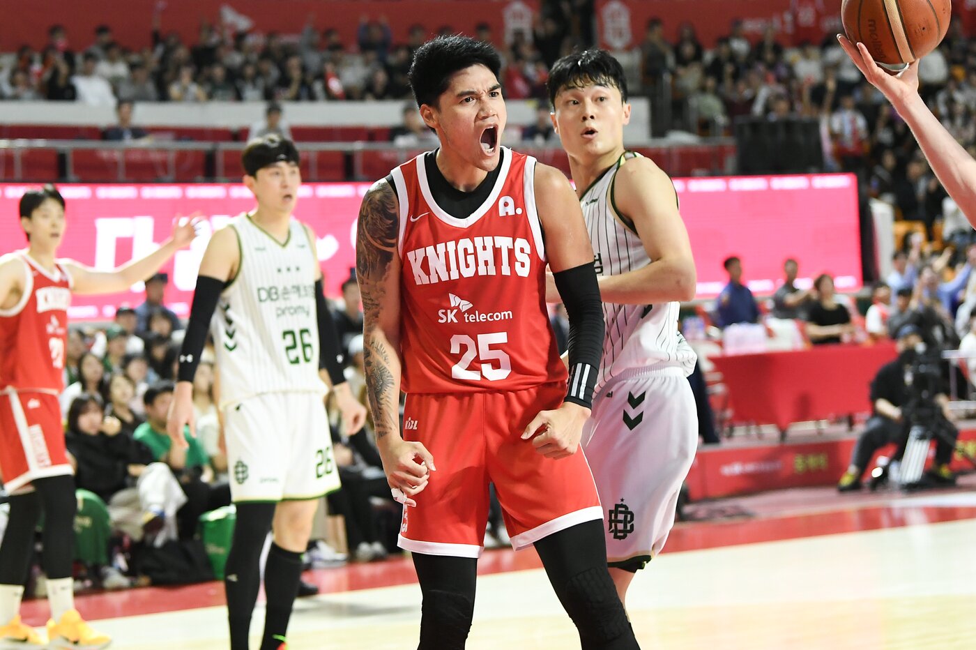 본문 이미지 - 서울 SK는 19일 열린 2025-26 프로농구 경기에서 원주 DB를 81-66으로 꺾고 4연패를 끊었다. &#40;KBL 제공&#41;