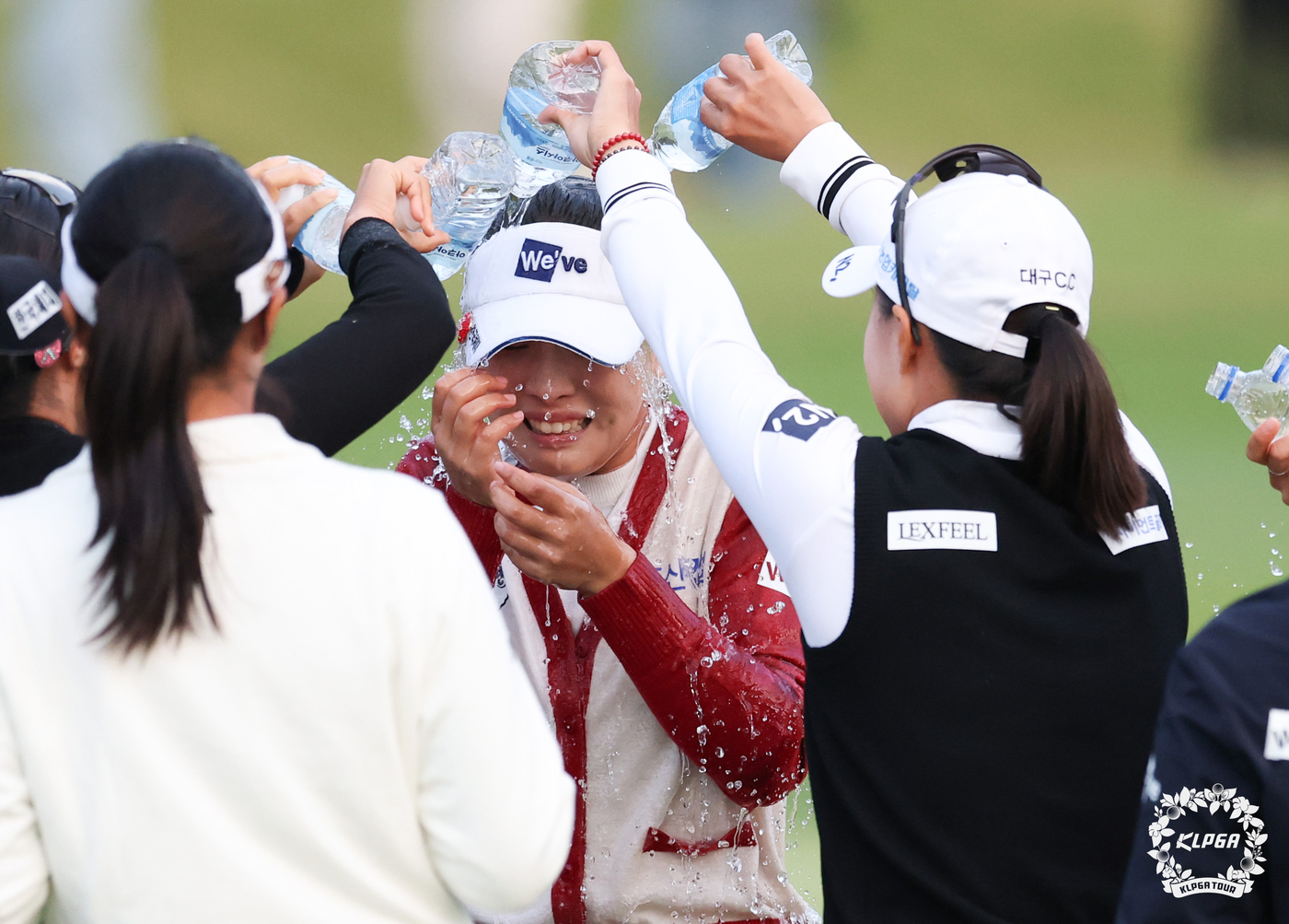 (서울=뉴스1) = 이율린이 19일 경기도 양주시 레이크우드 컨트리클럽에서 열린 한국여자프로골프투어(KLPGA) 상상인·한경 와우넷 오픈 최종라운드에서 우승을 차지한 후 동료들의 …