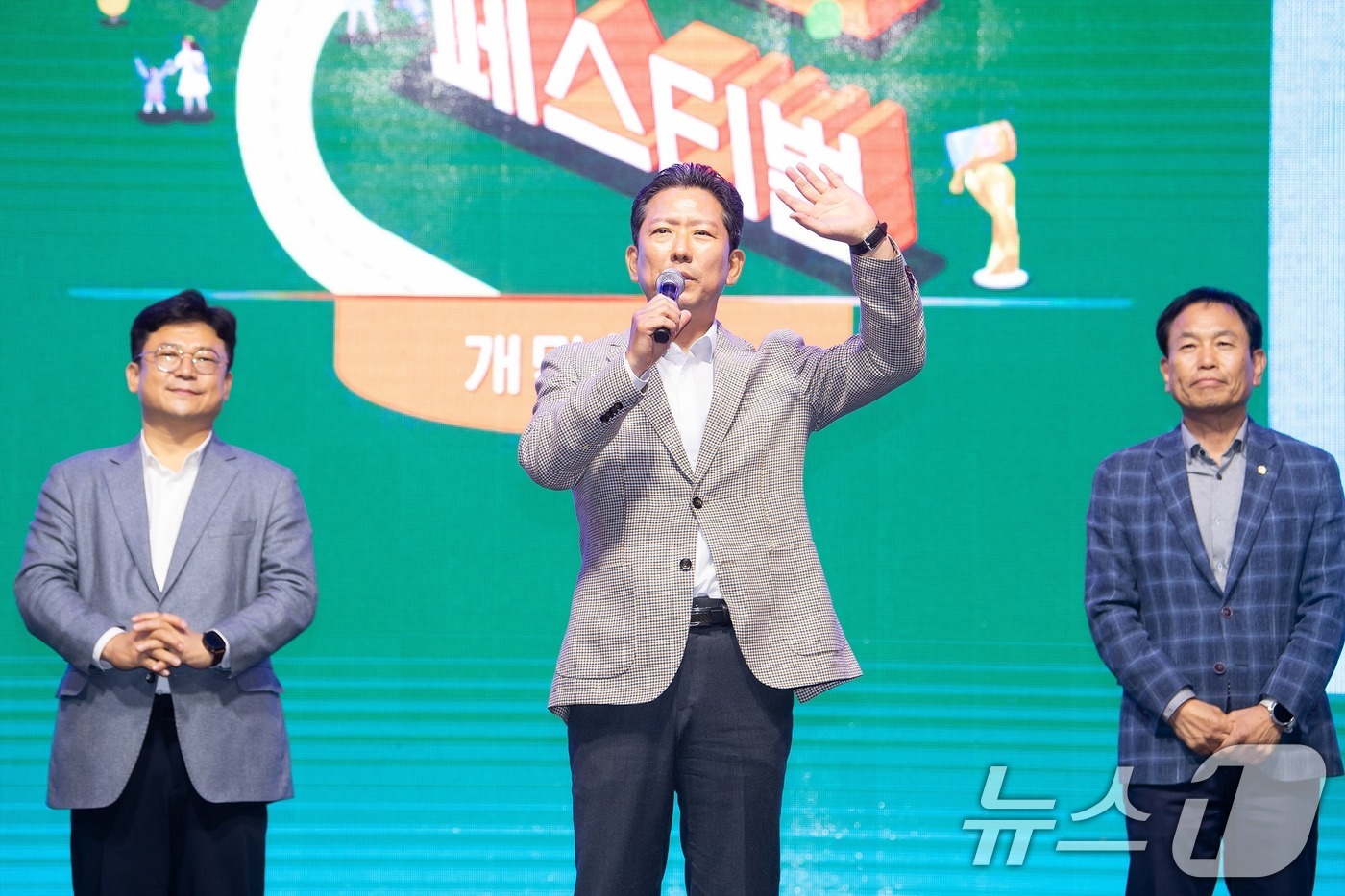 (구미=뉴스1) 정우용 기자 = 김장호 구미시장(가운데)이 지난 18일 열린 '푸드페스티벌' 개막식에서 인사말을 하고 있다. 19일까지 열린 축제에는 23만명이 방문해 인산인해를 …