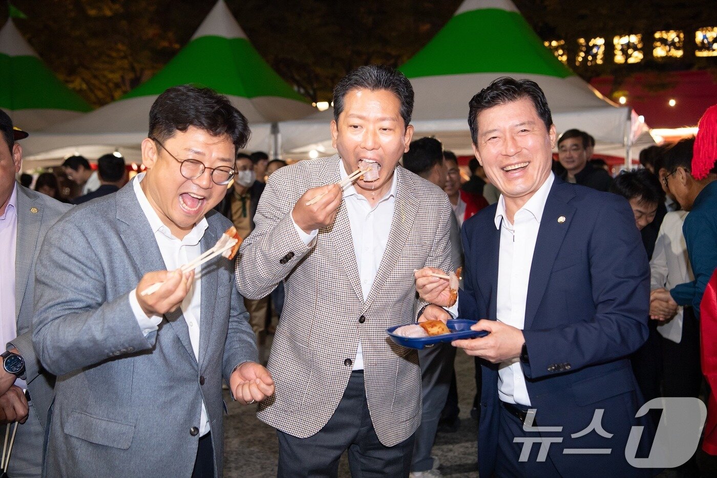 본문 이미지 - 김장호 구미시장&#40;가운데&#41;이 &#39;푸드페스티벌&#39; 에서 구자근&#40;오른쪽 첫번째&#41;·강명구 의원과 함께 음식을 시식하고 있다. 19일까지 이틀간 열린 축제에는 23만 명이 방문해 인산인해를 이뤘다. &#40;구미시 제공. 재판매 및 DB금지&#41;/뉴스1 ⓒ News1 정우용 기자