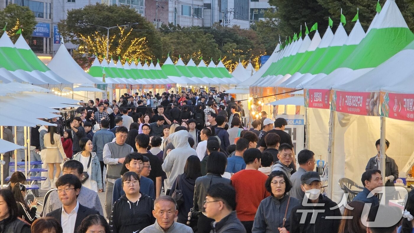 본문 이미지 - 경북 구미 송정맛길에서 열린 &#39;푸드 페스티벌&#39;에 방문객들이 몰려 발 디딜틈이 없다. 19일까지 이틀간 열린 축제에는 23만 명이 방문해 인산인해를 이뤘다. &#40;재판매 및 DB금지&#41;/뉴스1 ⓒ News1 정우용 기자