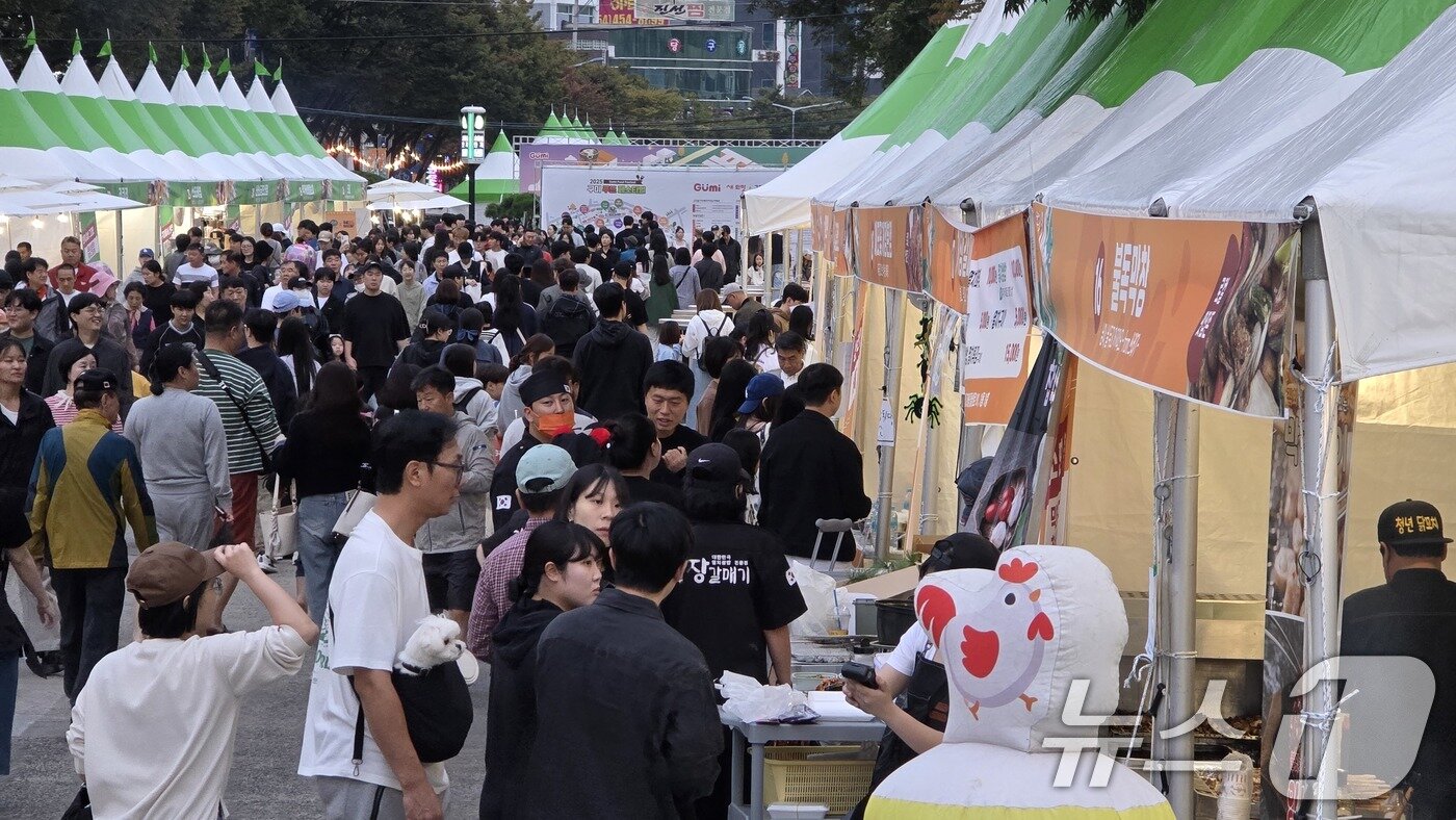 본문 이미지 - 경북 구미 송정맛길에서 열린 &#39;푸드 페스티벌&#39;에 방문객들이 몰려 발 디딜틈이 없다.19일까지 이틀간 열린 축제에는 23만 명이 방문해 인산인해를 이뤘다. &#40;재판매 및 DB금지&#41;/뉴스1 ⓒ News1 정우용 기자