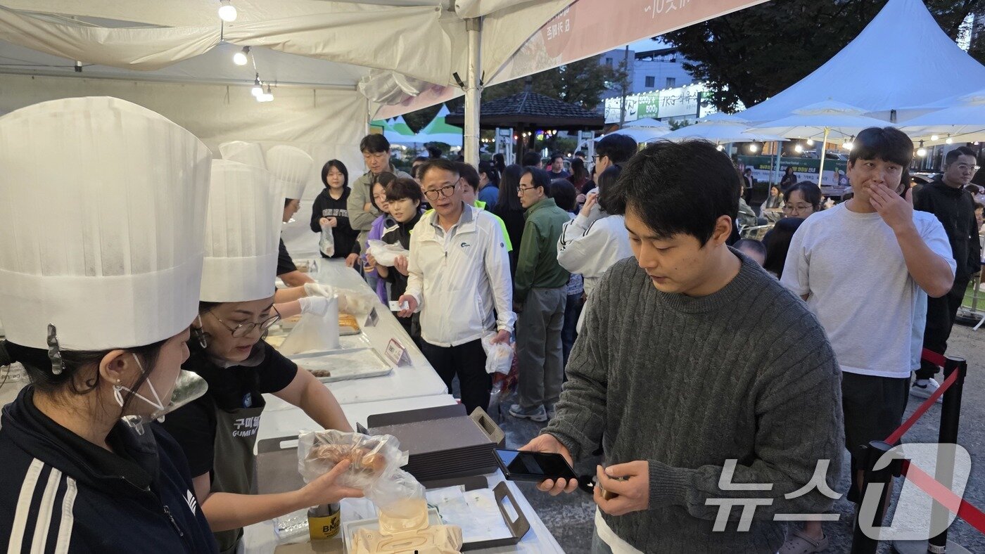 본문 이미지 - 경북 구미 송정맛길에서 열린 &#39;푸드 페스티벌&#39; 구미 밀가리 존에서 &#39;먹물 꽈배기&#39;를 사려는 사람들이 긴 줄을 서 있다. 19일까지 이틀간 열린 축제에는 23만 명이 방문해 인산인해를 이뤘다. &#40; 재판매 및 DB금지&#41;/뉴스1 ⓒ News1 정우용 기자
