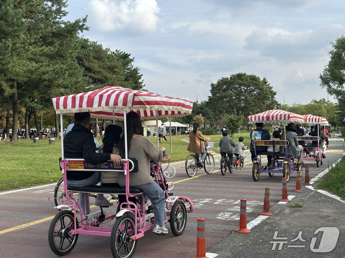 본문 이미지 - 19일 오후 서울 여의도한강공원에서 시민들이 가을 날씨를 즐기고 있다.2025.10.19/뉴스1 ⓒ News1 강서연 기자