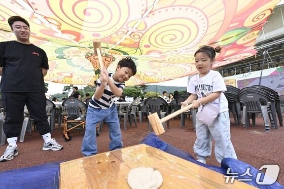 본문 이미지 - 19일 전북 남원에서 &#39;제33회 흥부제&#39;가 열린 가운데 행사장을 찾은 아이들이 떡메치기를 하며 즐거워 하고 있다.&#40;남원시 제공. 재판매 및 DB금지&#41;/뉴스1
