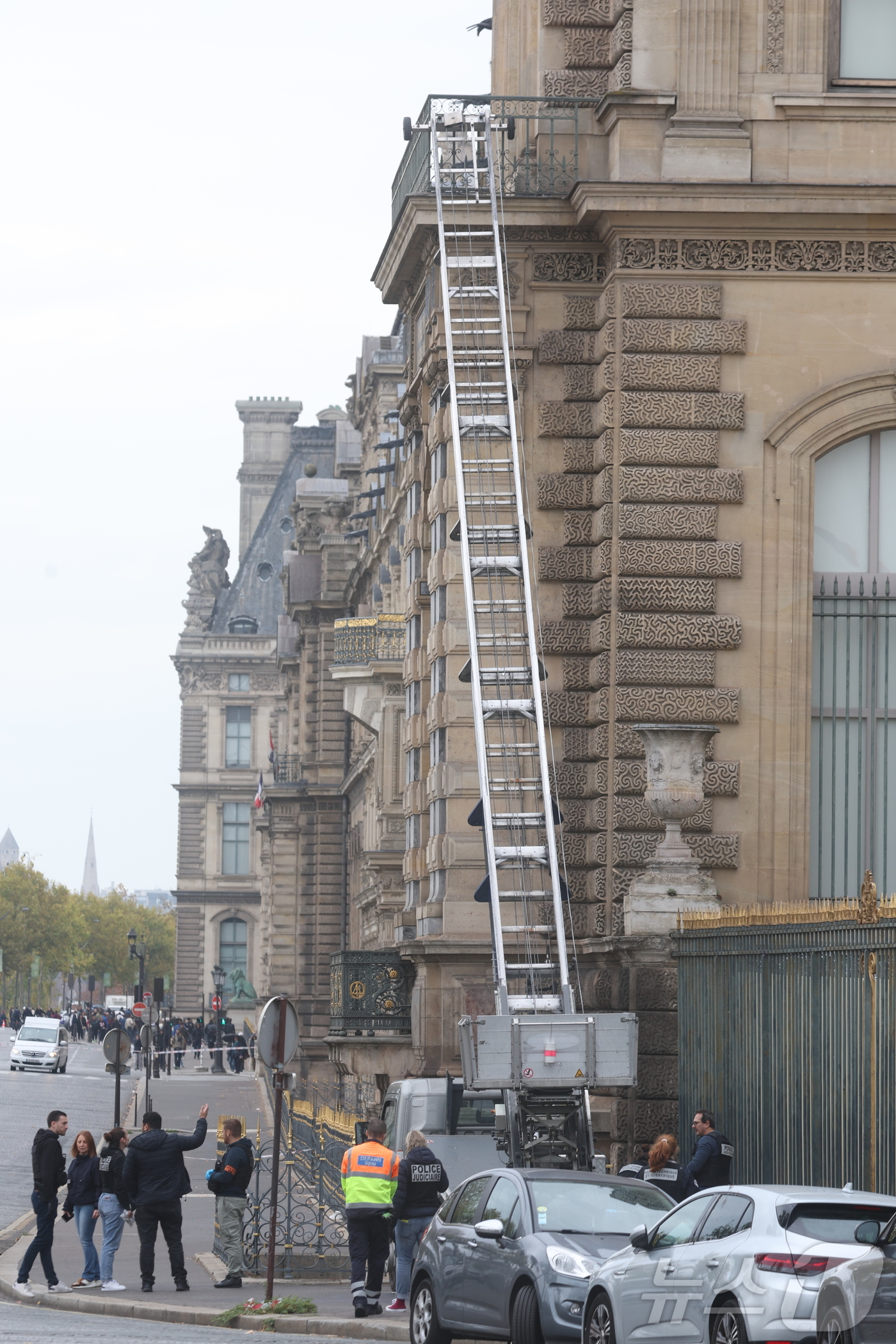 (파리=뉴스1) 이준성 기자 = 루브르 아폴론관 도난 사건이 벌어진 19일 오전(현지시간) 프랑스 파리 루브르 박물관 외벽에 범인들이 범행 도구로 사용한 사다리차가 현장 보존돼 있 …