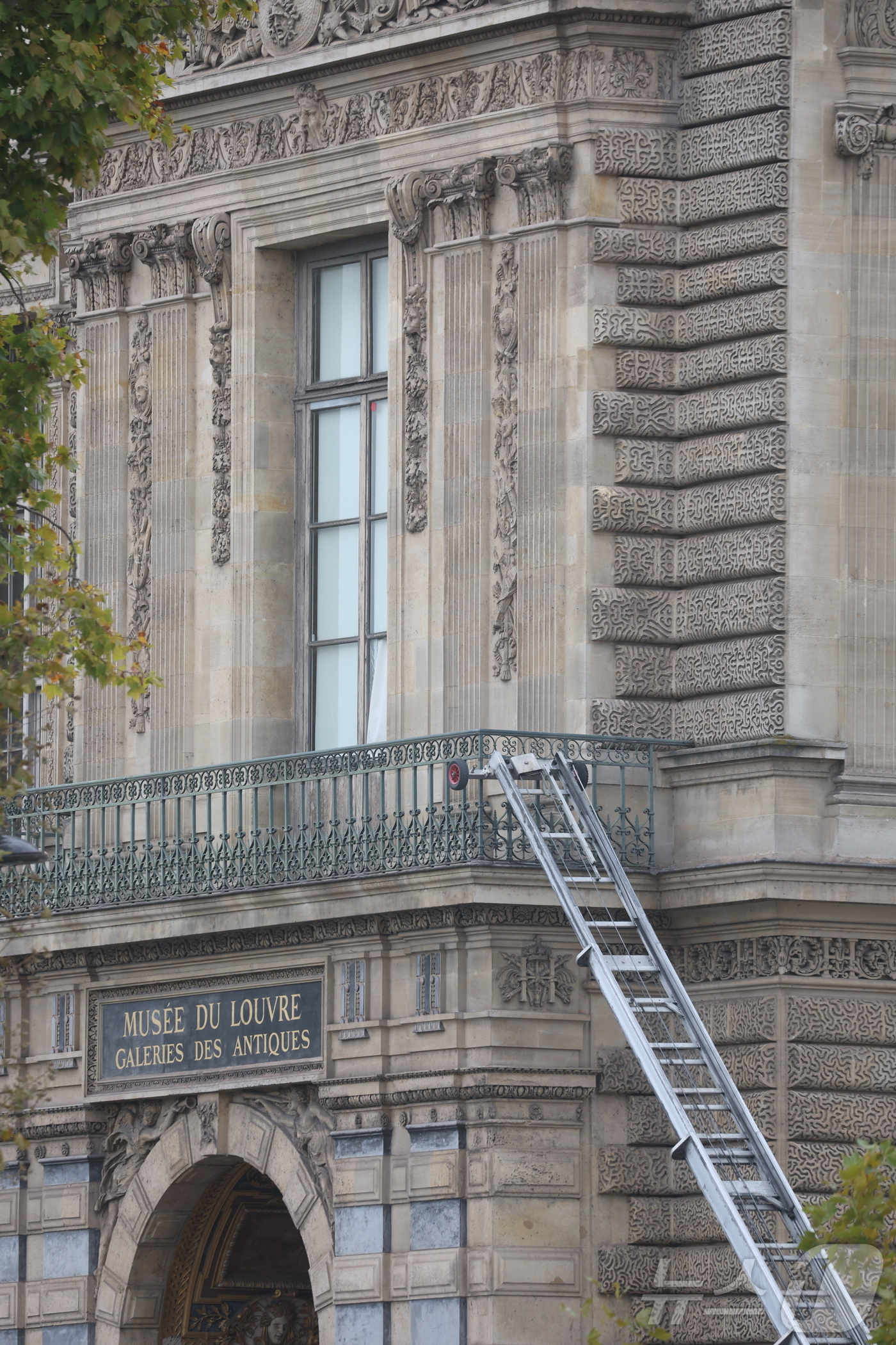 (파리=뉴스1) 이준성 기자 = 루브르 아폴론관 도난 사건이 벌어진 19일 오전(현지시간) 프랑스 파리 루브르 박물관 외벽에 범인들이 범행 도구로 사용한 사다리차가 현장 보존돼 있 …