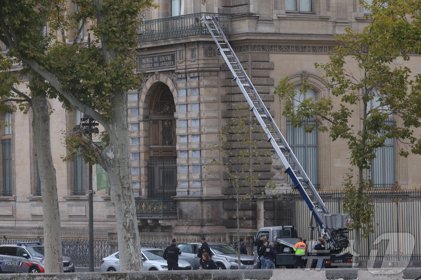 (파리=뉴스1) 이준성 기자 = 루브르 아폴론관 도난 사건이 벌어진 19일 오전(현지시간) 프랑스 파리 루브르 박물관 외벽에 범인들이 범행 도구로 사용한 사다리차가 현장 보존돼 있 …