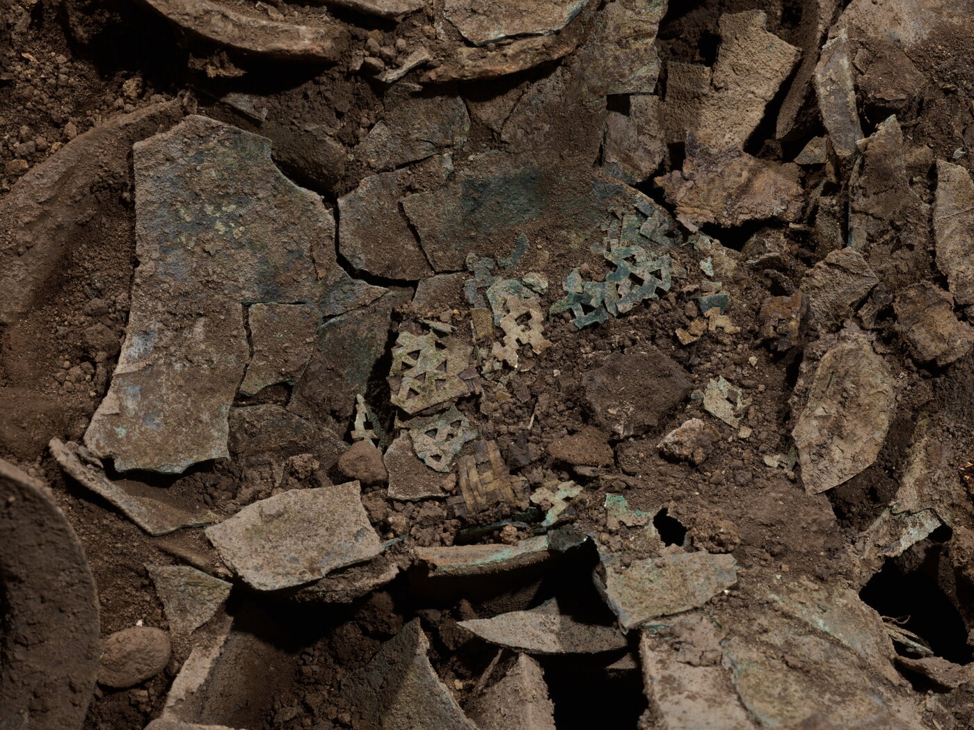 본문 이미지 - 출토된 금동관(국가유산청 제공)