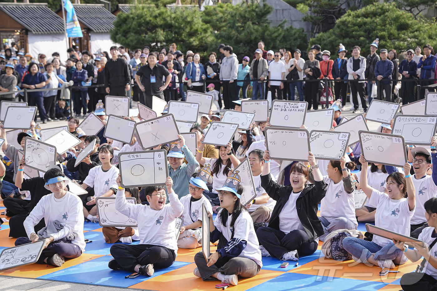 (서울=뉴스1) = 19일 서울시 관악구 낙성대공원 메인무대에서 열린 강감찬 퀴즈쇼가 시민들의 높은 관심 속에 진행됐다. 역사와 상식을 주제로 한 퀴즈에 어린이부터 어르신까지 함께 …